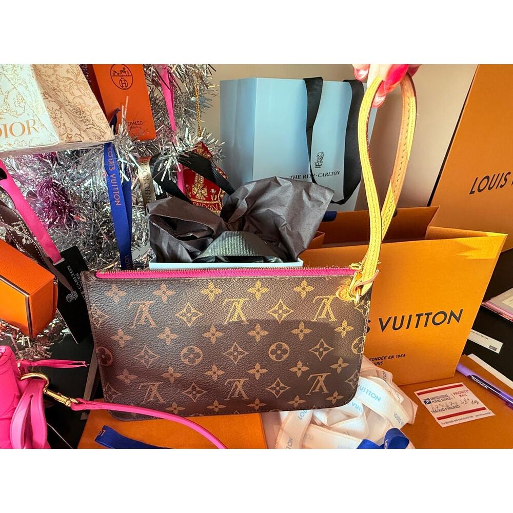 Louis Vuitton HAWAII Pochette MM Pouch Wristlet Hot Pink Monogram Maui LTD RARE - Picture 2 of 15